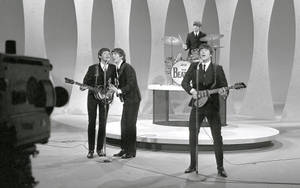披頭四在1960年代電視錄影廠舞台上現場表演。