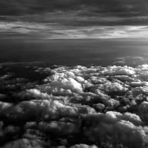 黑白航空視角，呈現蓬鬆雲朵與遠方地平線。