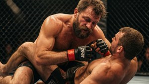兩名MMA拳手在八角籠內陷入纏鬥。