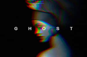 帶有彩虹故障效果的幽靈面孔和GHOST字樣 — 故障 壁紙