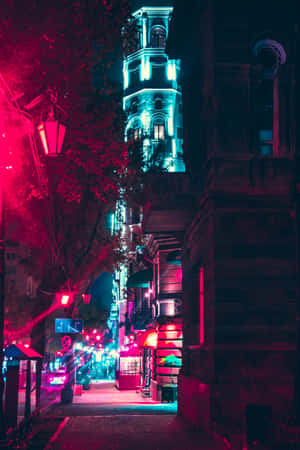 夜晚霓虹燈照亮城市小巷，建築物和街道上有紅色和青色燈光。 — 夜景城市 壁紙