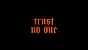 黑色背景上發光的橙色哥德式文字「trust no one」