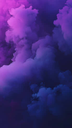 深色背景上紫色和藍色墨水的抽象旋轉雲朵 — 藍色 壁紙