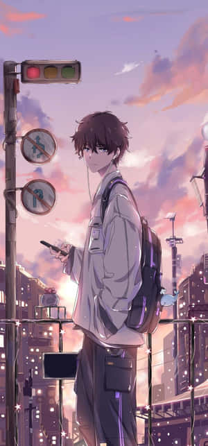 動漫男孩背著背包在城市街角粉紅紫色夕陽天空下拿著手機 — iPhone Xr 壁紙