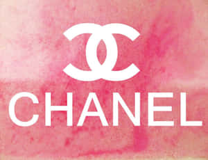 粉紅色水彩背景上的白色Chanel標誌和品牌名稱。