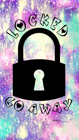黑色掛鎖，帶有「LOCKED GO AWAY」文字，背景為色彩繽紛的宇宙。 — iPhone 鎖定畫面 GIF 壁紙