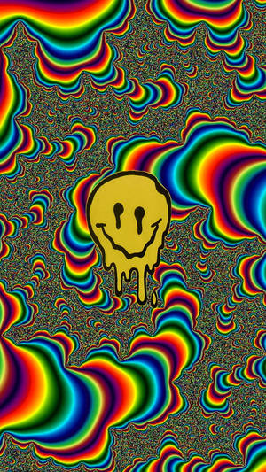 一個融化的黃色笑臉被旋轉的彩虹圖案包圍。