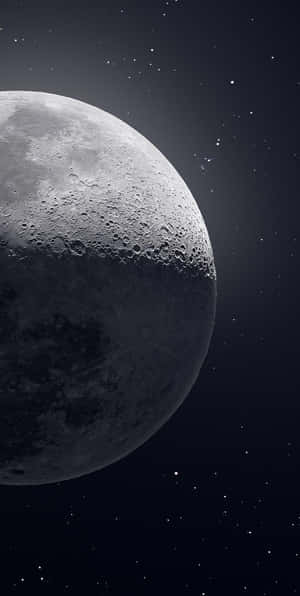 黑暗天空中帶有隕石坑和星星的月球