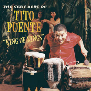 Tito Puente 在叢林中打鼓，身後有兩位女性。