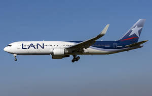 LAN航空波音777飛機放下起落架飛行。