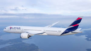 LATAM飛機飛越海洋和陸地
