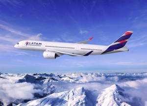 LATAM飛機飛越積雪山脈和雲層。