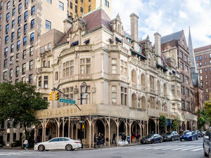 Ralph Lauren 旗艦店位於繁忙的城市街角，有行人和汽車。 — 建築 壁紙