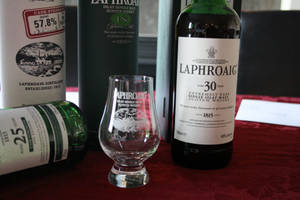 奢華Laphroaig威士忌瓶和品酒杯在紅色天鵝絨上。