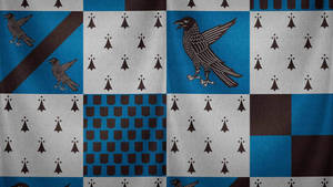 牆紙上有黑色烏鴉和幾何形狀，背景為藍色和灰色。