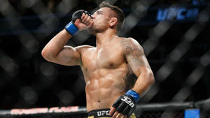 UFC拳手在比賽後於八角籠內飲水。