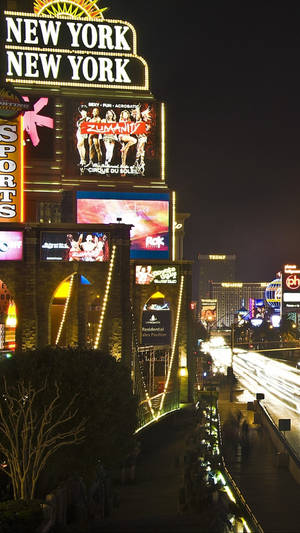 紐約紐約酒店的夜景，帶有發光的招牌和模糊的交通燈光。 — 拉斯維加斯 壁紙
