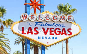 歡迎來到Fabulous Las Vegas Nevada標誌，棕櫚樹襯托著清澈藍天。