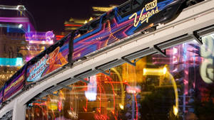 一列標有「ONLY Vegas」的單軌列車在霓虹燈照亮拉斯維加斯夜景中行駛。 — 拉斯維加斯 壁紙