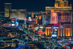 拉斯維加斯大道充滿活力的夜景，酒店燈火輝煌，街道繁忙。