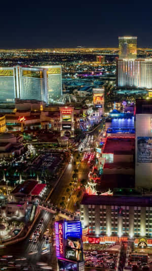 拉斯維加斯夜景，有發光的霓虹燈招牌和繁忙的街道。