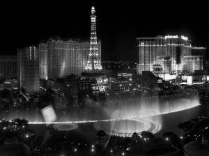 拉斯維加斯黑白夜景，艾菲爾鐵塔複製品和亮燈噴泉。 — 黑白 壁紙