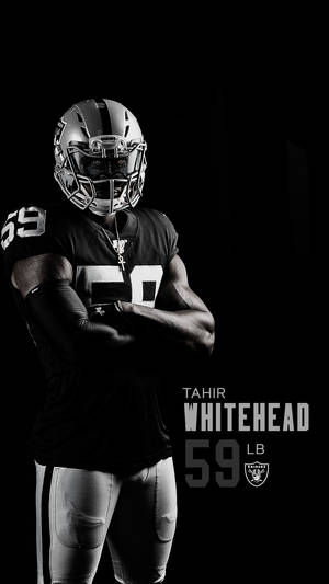 美式足球員Tahir Whitehead身穿Raiders球衣、雙臂交叉的黑白攝影棚照片。