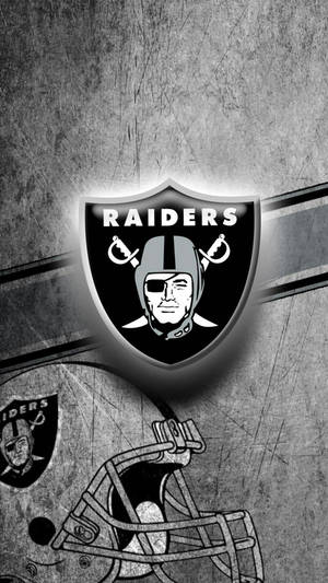 Raiders美式足球標誌和頭盔在刮花的金屬背景上。