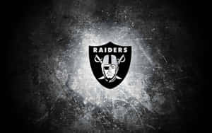 在紋理深色背景上帶有發光效果的Raiders標誌。