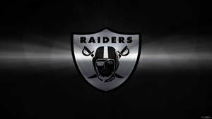 深色背景上帶有光線的 Raiders 標誌