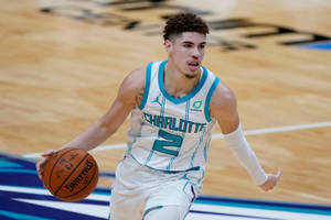 籃球運動員在比賽中運球，身穿夏洛特球衣。 — 籃球 壁紙