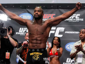 UFC拳手在稱重時高舉雙臂慶祝勝利。