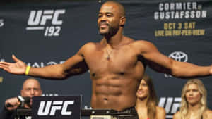 UFC拳手在稱重活動中張開雙臂。
