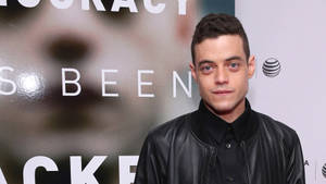 演員 Rami Malek 穿著黑色皮褸出席電影首映活動。