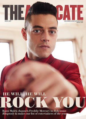 Rami Malek 穿著紅色高領毛衣在雜誌封面上向前指著