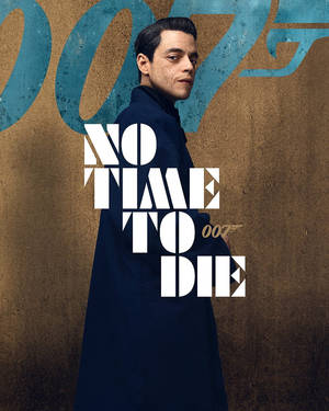 身穿深色外套的占士邦，牆上有「No Time to Die」文字和007標誌。