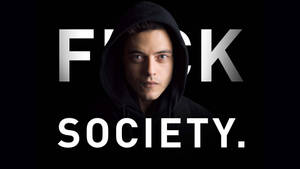 黑色連帽衫男人與「FUCK SOCIETY」文字