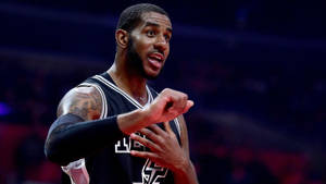 籃球運動員在擁擠的場館中比賽時做手勢。 — 科比· Bryant 壁紙