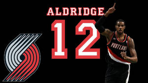 籃球運動員 Aldridge 身穿波特蘭拓荒者隊制服指向上方。 — 黑白藝術 壁紙