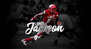 美式足球員 Lamar Jackson 身穿紅色球衣帶球奔跑。