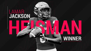 足球運動員拉馬爾·傑克遜拿著一個帶有「Heisman Winner」文字的球。