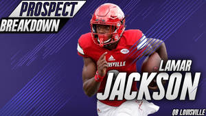 美式足球員 Lamar Jackson 身穿紅色制服，手持美式足球奔跑。