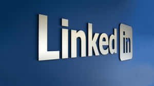 LinkedIn標誌在藍色牆上（辦公室）