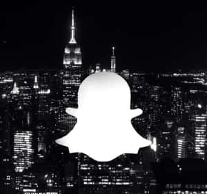 Snapchat鬼魂標誌覆蓋在紐約市夜景天際線上。