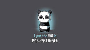 可愛的卡通熊貓閉著眼睛，深灰色背景上有文字「I put the PRO in PROCRASTINATE」。