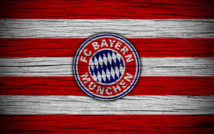 紅白木紋背景上的 FC Bayern Munich 標誌