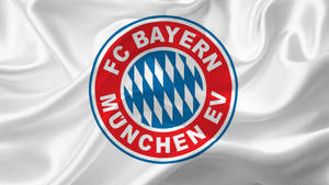 白色緞面旗幟上的 FC Bayern München EV 標誌