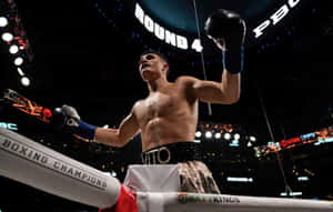拳擊手在競技場燈光下於第四回合的拳擊台上慶祝勝利。