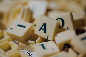 柔焦中帶有字母的 Scrabble 遊戲字牌。