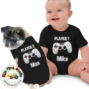 嬰兒和八哥犬穿著相配的遊戲玩家服裝，標有玩家1和2。 — 配對 壁紙